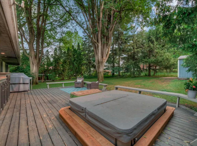River Falls, Wis. houses with hot tubs for sale